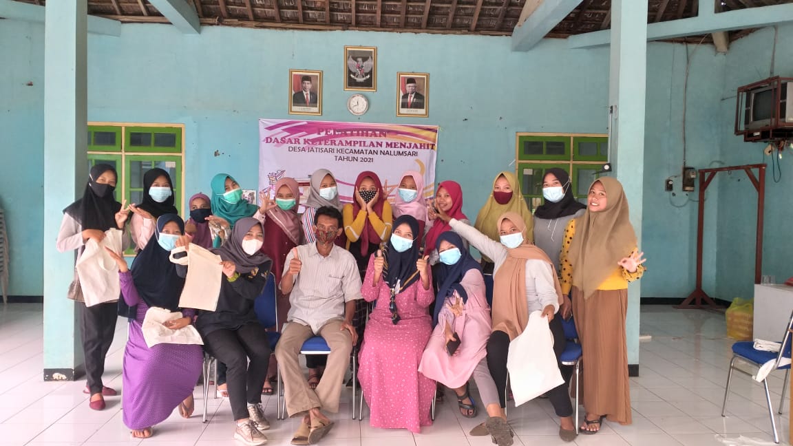 PELATIHAN DASAR MENJAHIT