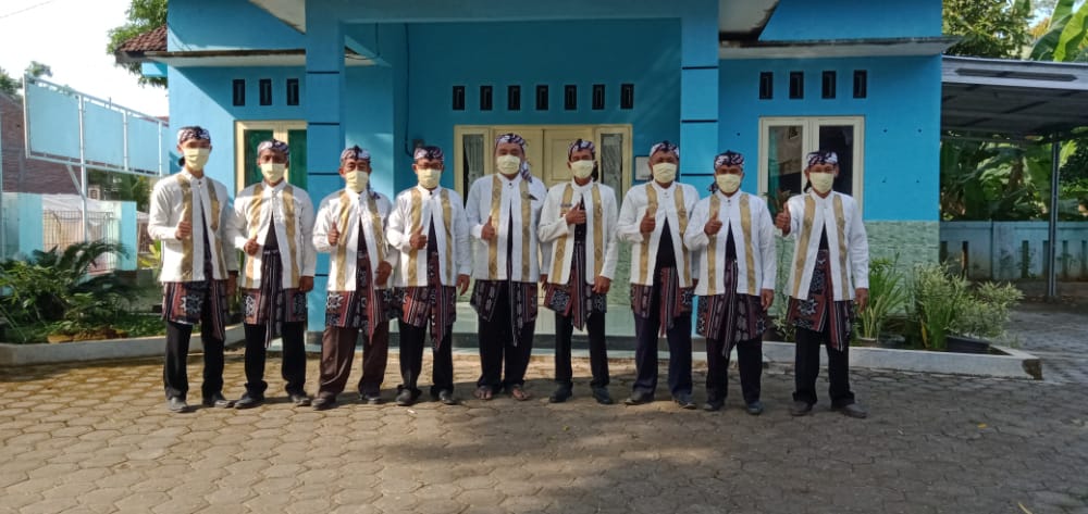 KEREN DENGAN PAKAIAN ADAT